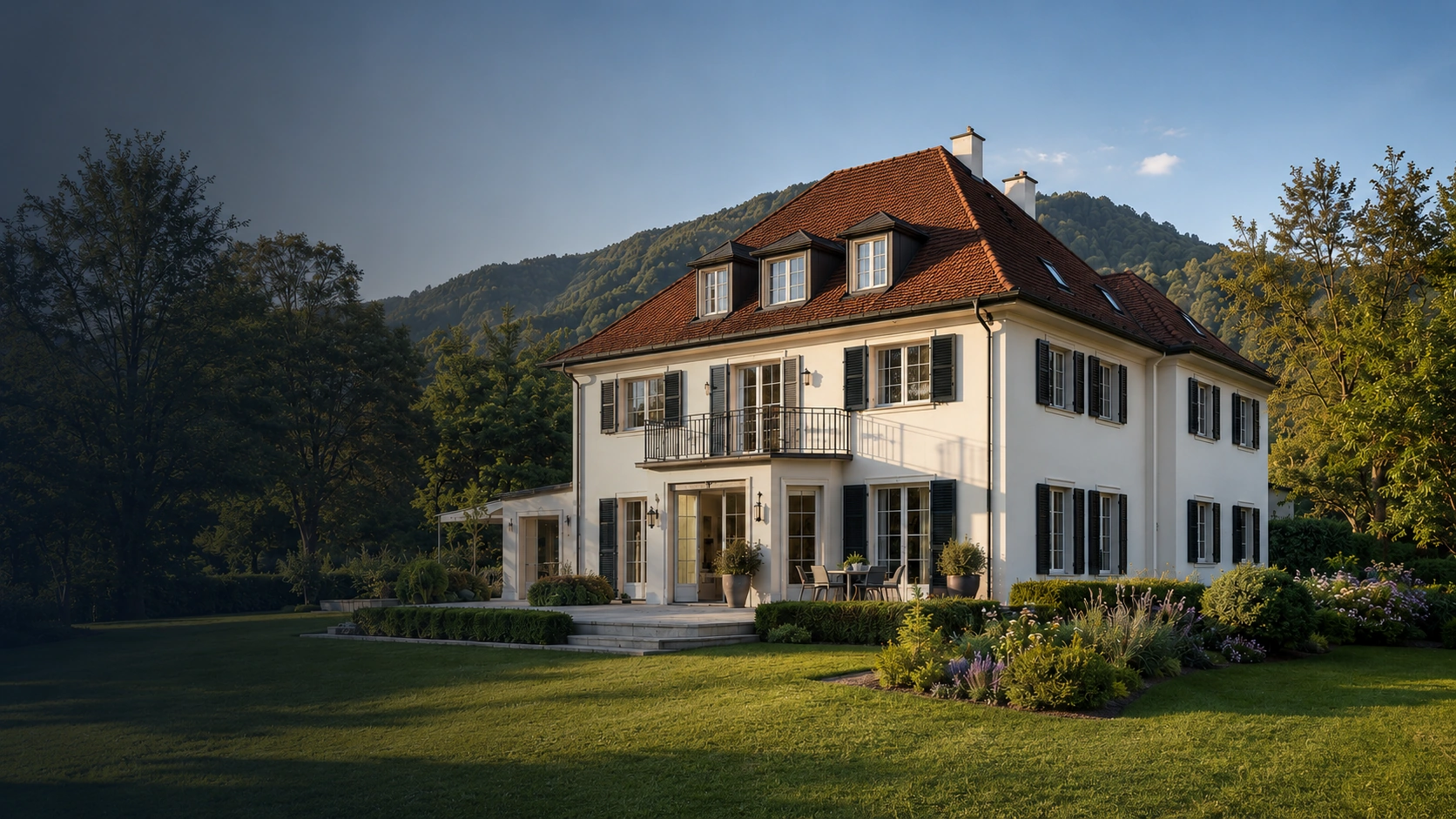 Charaktervolle Villa mit klassischem Walmdach in einer südostbayerisch geprägten Landschaft